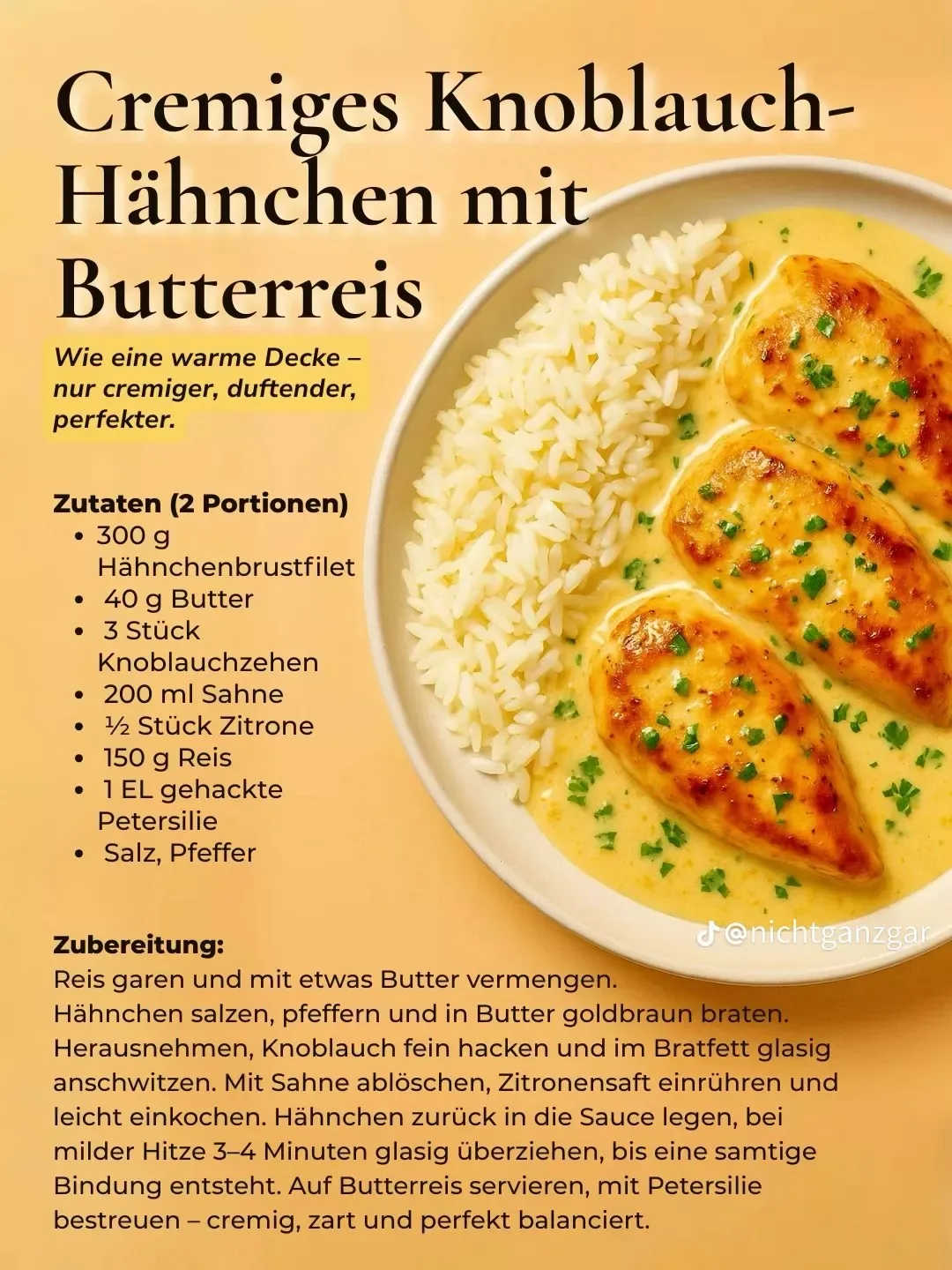 Drei gebratene Hähnchenbrustfilets in cremiger Sauce neben einer Portion Reis auf einem Teller angerichtet.