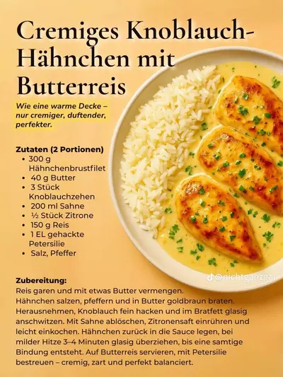 Drei gebratene Hähnchenbrustfilets in cremiger Sauce neben einer Portion Reis auf einem Teller angerichtet.