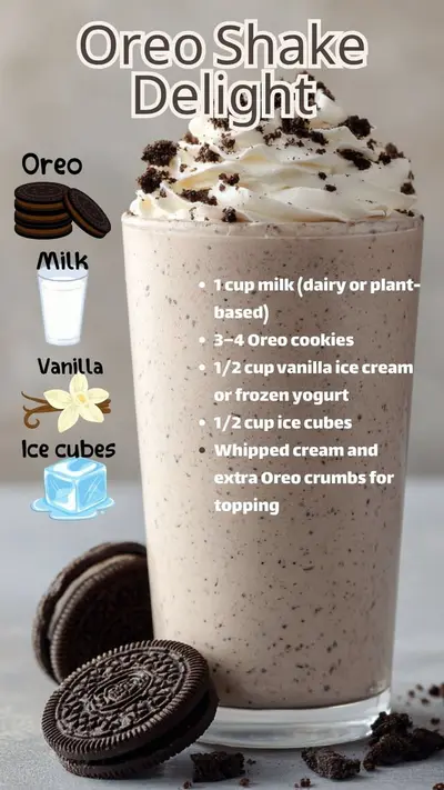 Ein cremiger Oreo-Milchshake in einem hohen Glas, garniert mit Schlagsahne und Keksstücken auf einer grauen Fläche.