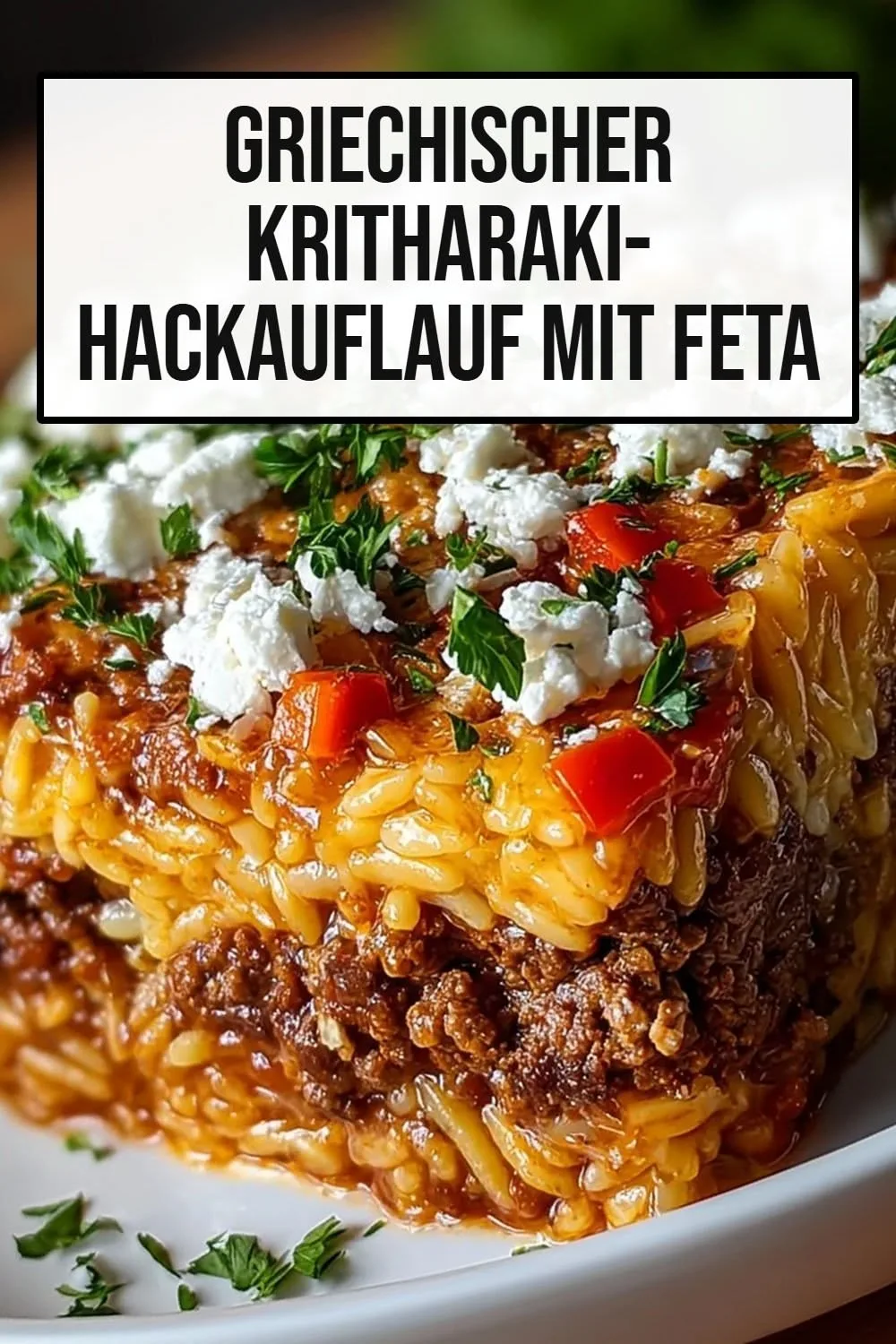 Ein Stück goldbrauner Kritharaki-Auflauf mit Hackfleisch, garniert mit Feta und Petersilie auf einem weißen Teller.