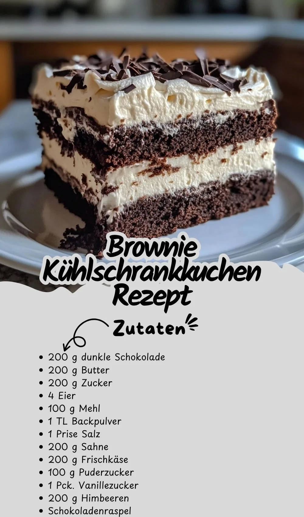Ein Stück Brownie-Kühlschrankkuchen mit weißer Creme und Schokoraspeln auf einem weißen Teller.