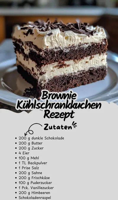 Ein Stück Brownie-Kühlschrankkuchen mit weißer Creme und Schokoraspeln auf einem weißen Teller.