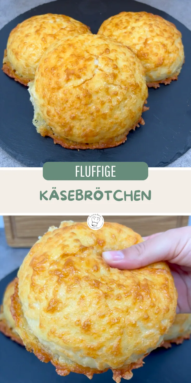 Drei goldbraun gebackene Käsebrötchen liegen auf einer schwarzen Schieferplatte mit knuspriger Käseoberfläche.