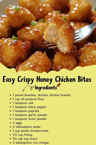 Eine Nahaufnahme von goldbraunen, mit Honigsauce glasierten Hähnchenstücken, die mit einer Gabel angehoben werden.