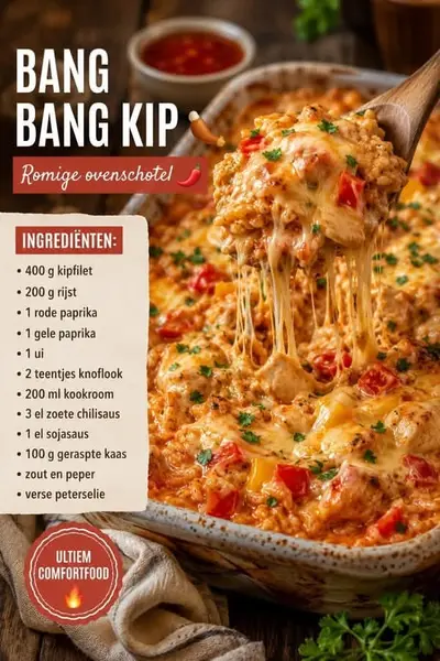 Een dampende ovenschotel met kip, rijst en gesmolten kaas wordt opgeschept met een houten lepel.