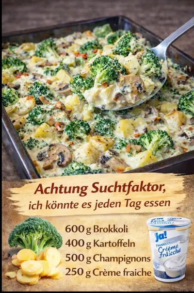 Ein goldbraun überbackener Gemüseauflauf wird mit einem Servierlöffel aus einer rechteckigen Form gehoben.