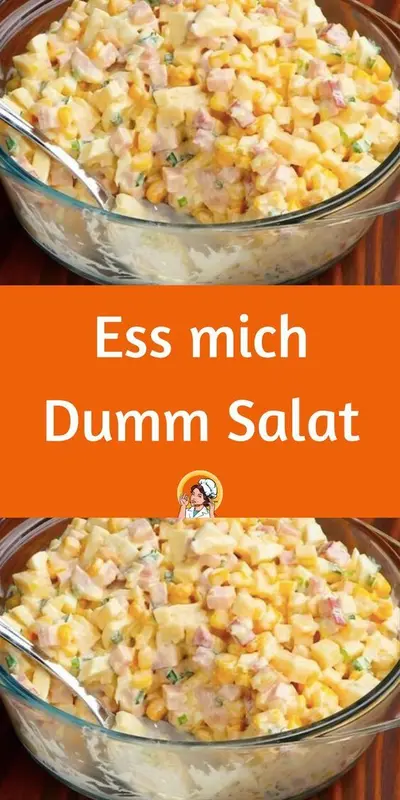 Eine gläserne Schüssel gefüllt mit einem cremigen Salat aus gewürfeltem Käse, Schinken und Mais.