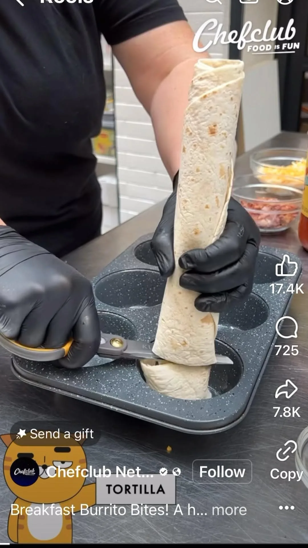 Eine Person schneidet mit einer Schere eine Tortilla-Rolle passend für eine Muffinform zurecht.