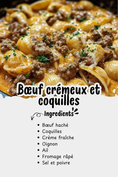 Un plat de pâtes coquilles enrobées d'une sauce crémeuse au bœuf haché dans une poêle, parsemées de persil frais.