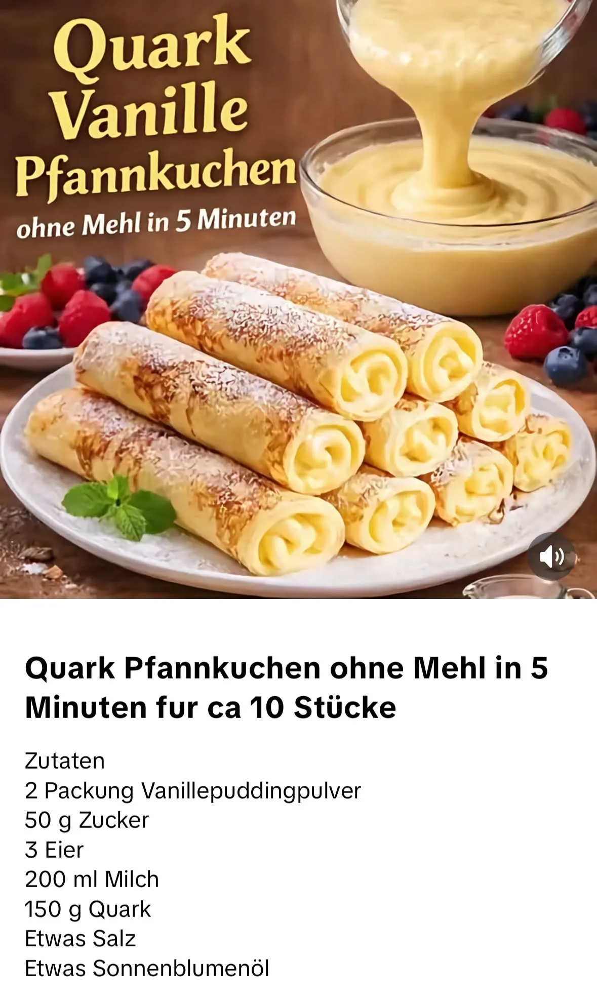 Ein Stapel aufgerollter Quark-Pfannkuchen mit Puderzucker auf einem Teller, dekoriert mit frischen Beeren.