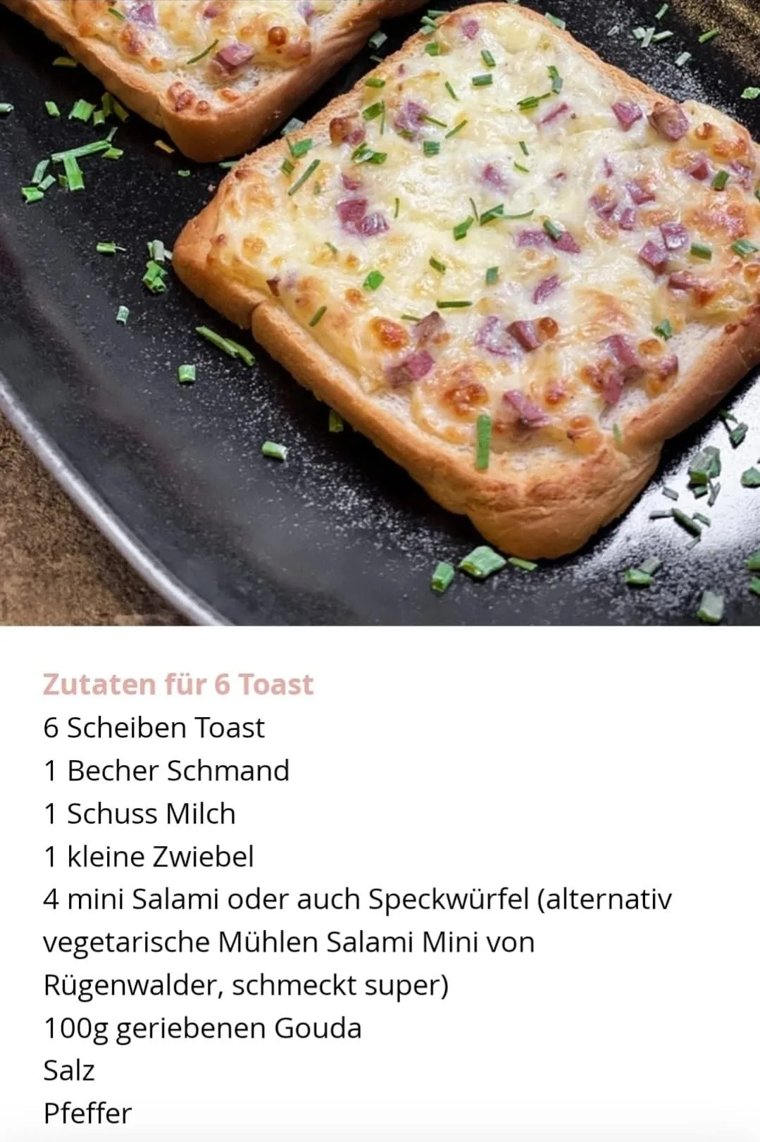 Zwei mit Käse, Zwiebeln und Salami überbackene Toastscheiben auf einem dunklen Teller mit Schnittlauch garniert.